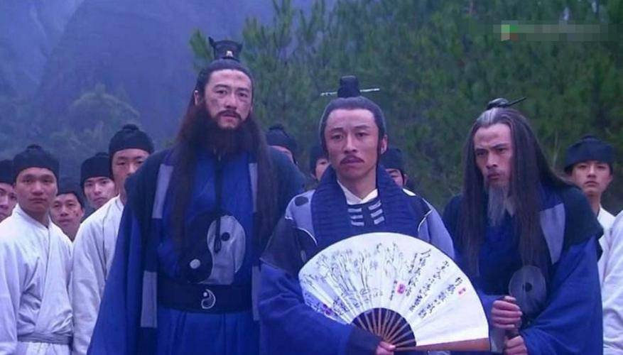 那个时候华山派的镇派武功并不突出,掌门鲜于通使用的是七十二路鹰蛇