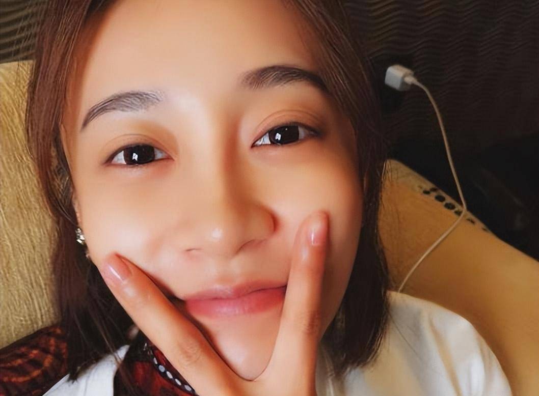 曹云金官宣恋情后,前妻唐菀晒照"比耶",手上婚戒成亮点_生活_唐菖蒲