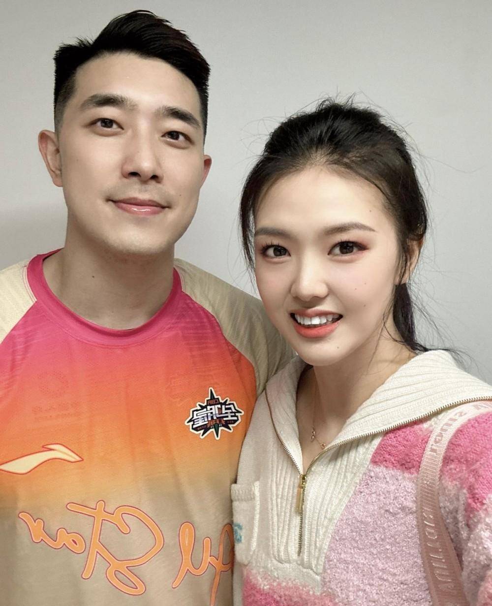 在张常宁的视频里可以看到,她的哥哥张晨正在帮她收拾行李,看得出来