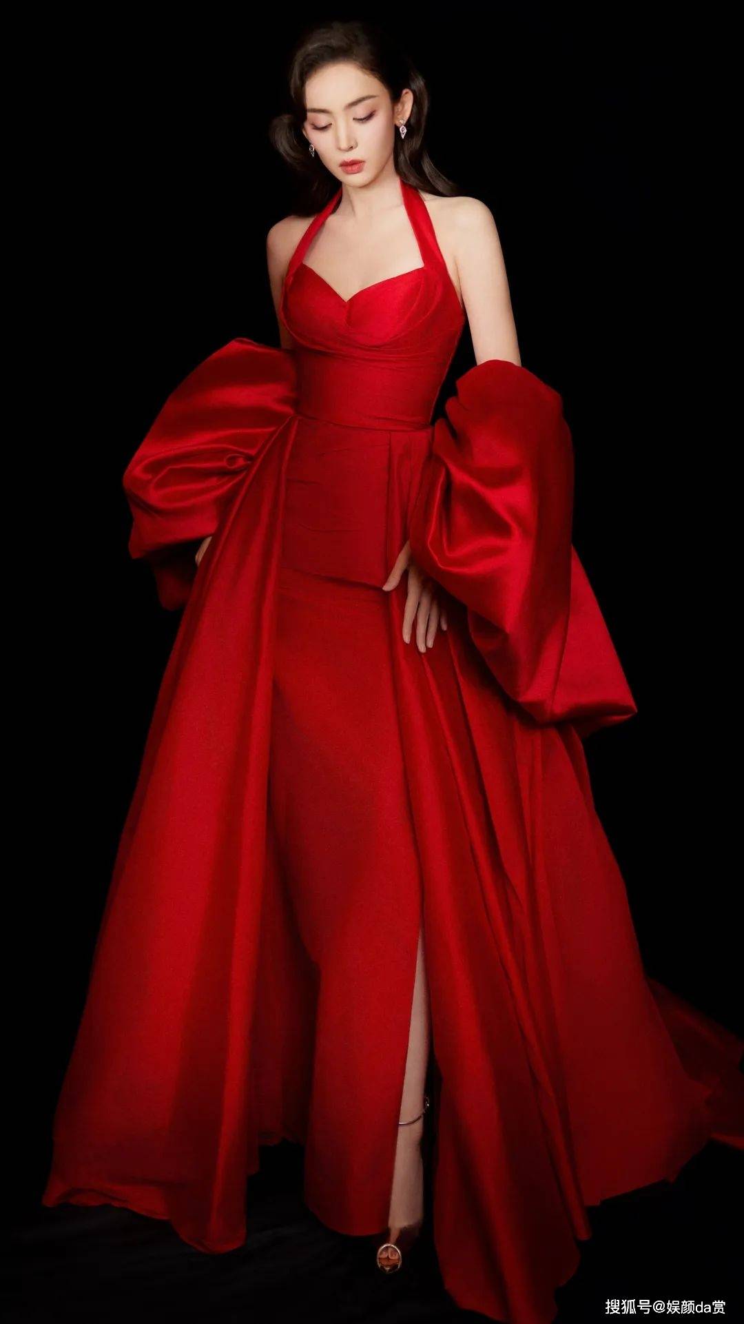【娜扎惊艳写真】红色缎面抹胸裙,盛放的异域玫瑰,搜狐时尚盛典_卷发