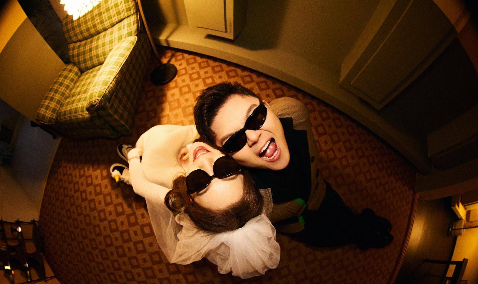 阿弗杰尼的女朋友拿着一杯啤酒进行角色扮演.