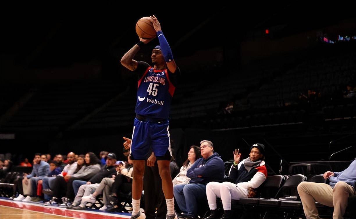 本场比赛中,长岛篮网的替补侧翼新星基恩-约翰逊(keon johnson)全场