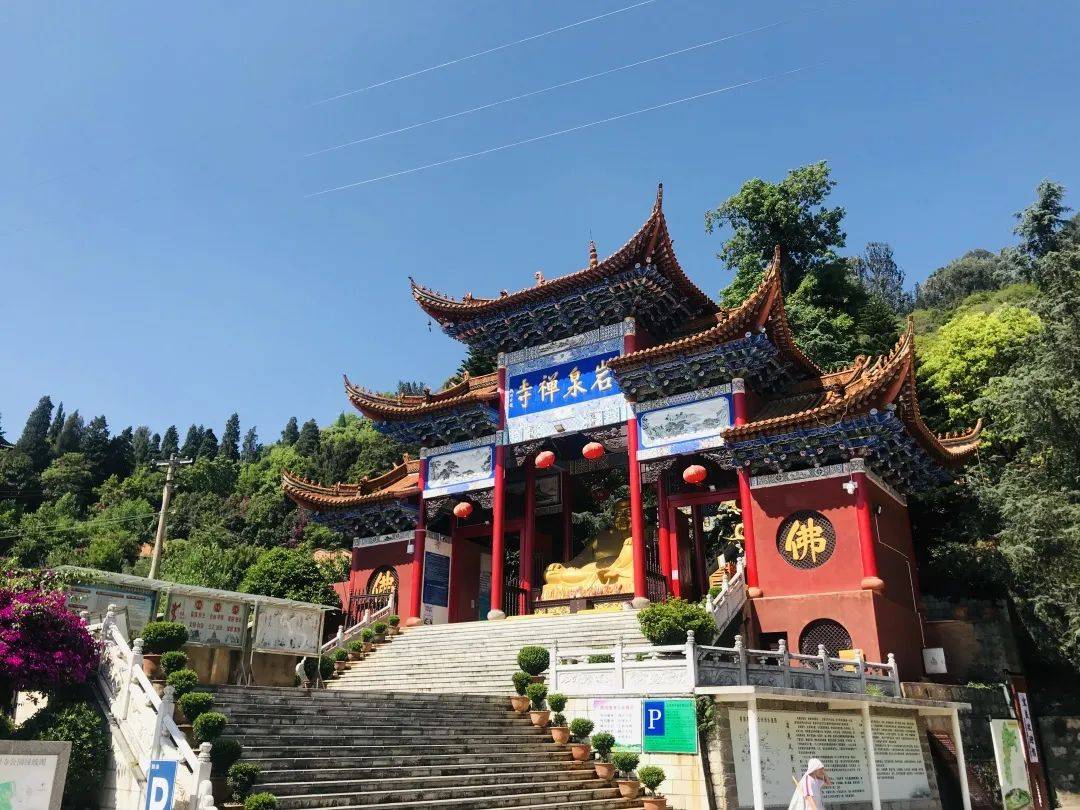 景区有不同的景点和活动,比如南华山,玉竹峰,青龙洞,岩泉寺,草坪广场