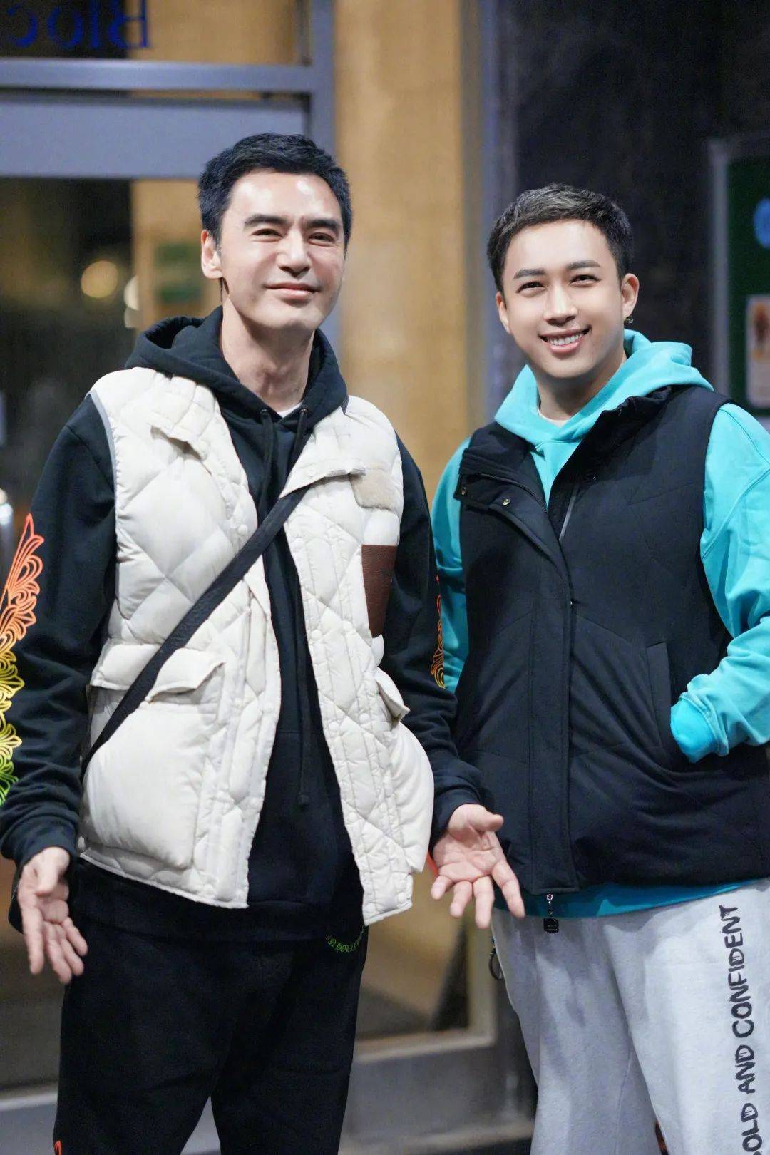 45岁于正与老牌港星合影,p图后犹如年轻小鲜肉,与原图反差甚大_照片