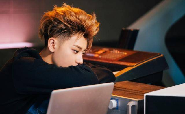 《爱的供养》招谁惹谁选手为了押韵diss杨幂黄子韬非要这么唱吗_黄旭