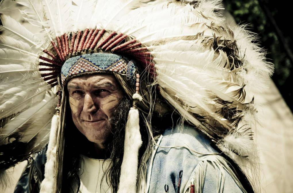 们适应了北美的生活,便开始露出真面目,使用火器枪支来杀害印第安人