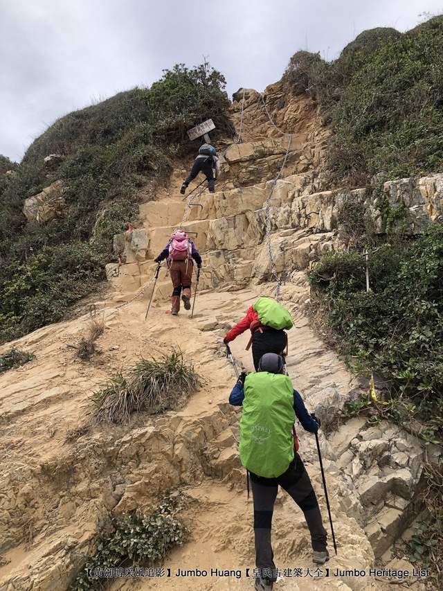 開始溯溪,石頭越來越滑了,到了下午快三點了,我們居然還在溪谷裡攀爬