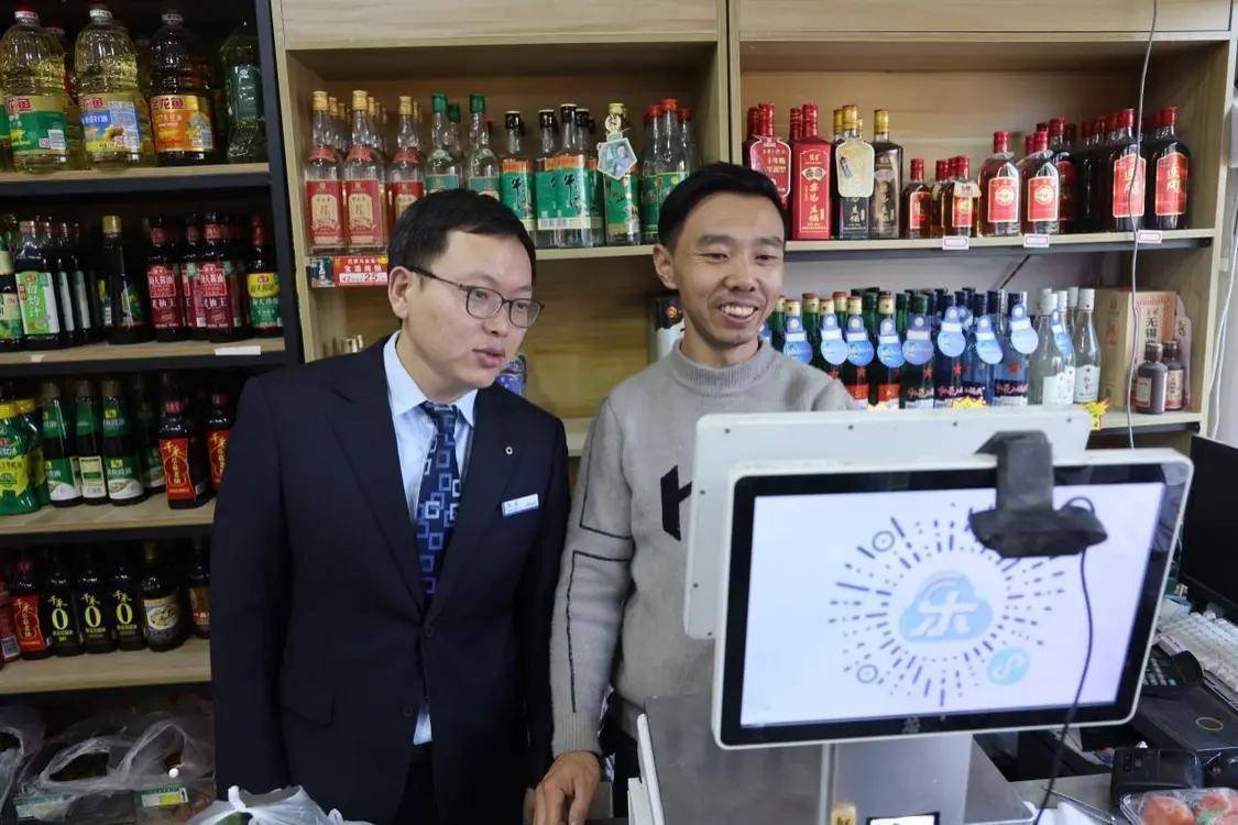 图/老板与建行客户经理分享红红火火的生意成果后记:建行无锡分行针对