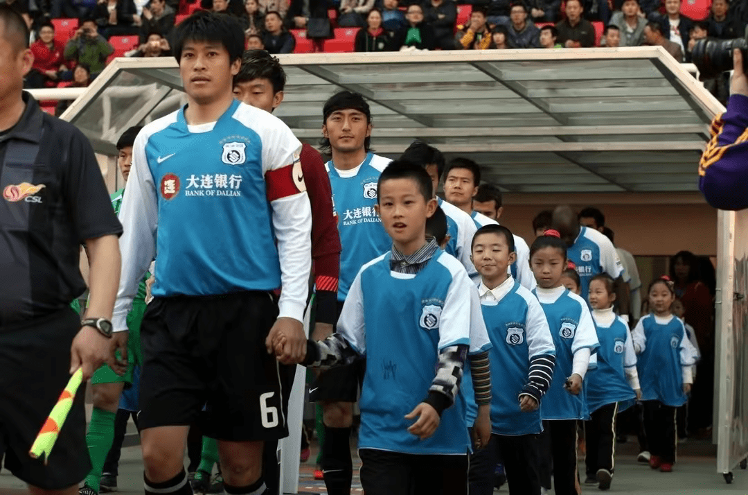 他曾是"大连五虎",与娇妻离婚独自抚养女儿,为生计