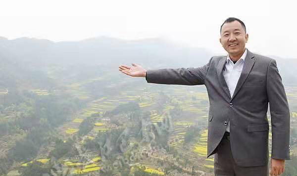 这位县委书记辞职时,50万百姓挽留,他却说梦想是仗剑天涯?