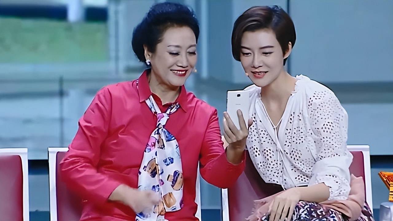 车晓为母亲王丽云庆70大寿,喝茅台吃榴莲蛋糕,前夫车晓彤送玫瑰_婚姻