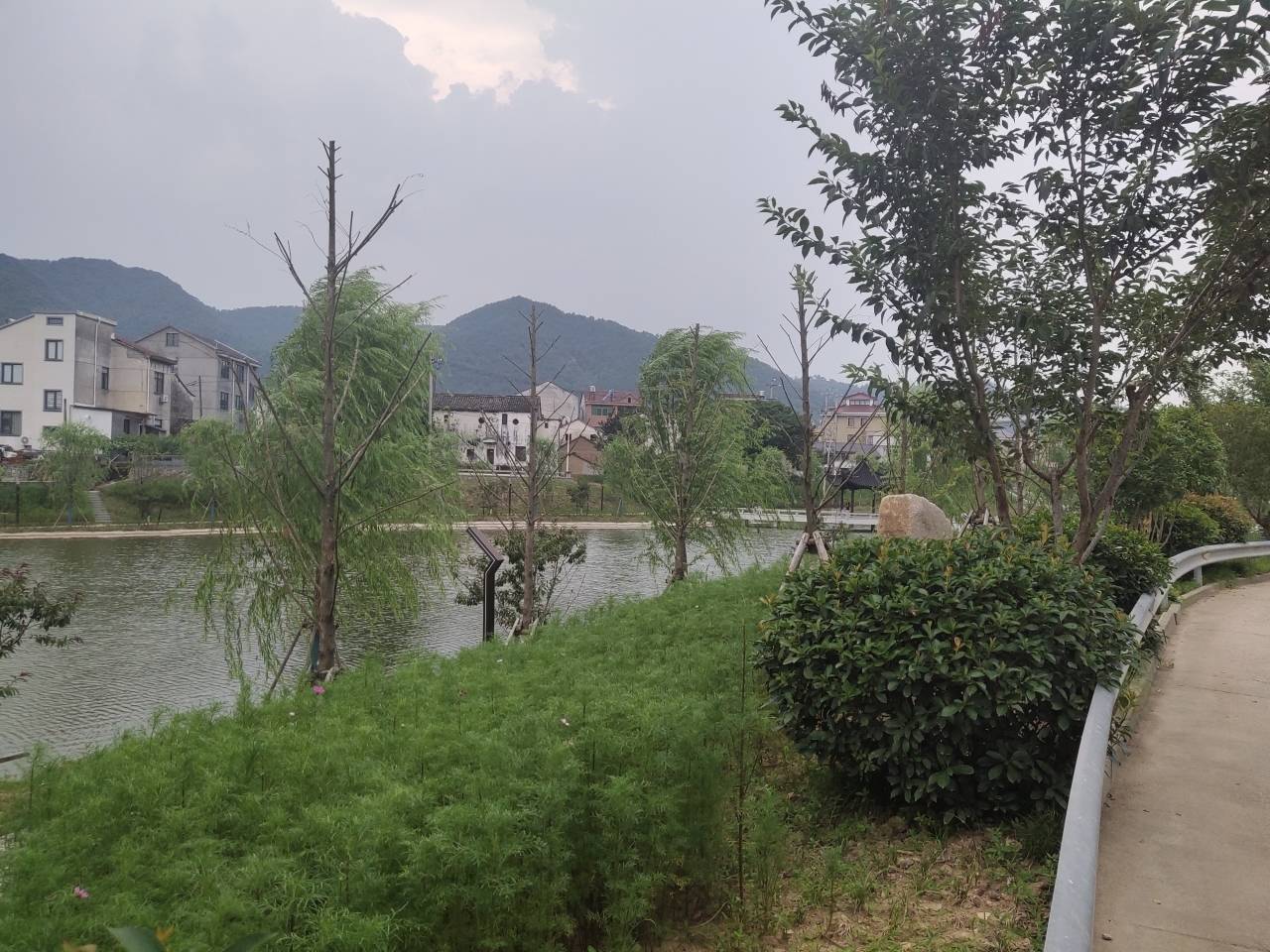 嵊州甘霖镇苍岩村开展"微改精提"工程,见证小公园的华丽转身_后门