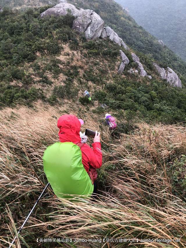 冒險從右側的石壁上攀爬上去,但我們發現任何女隊員均無法攀爬而上,而