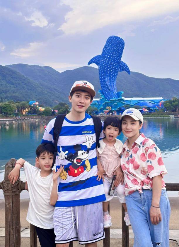 刘璇一家四口庆圣诞,教授老公少年感好强,儿女长相随妈颜值超高_王弢