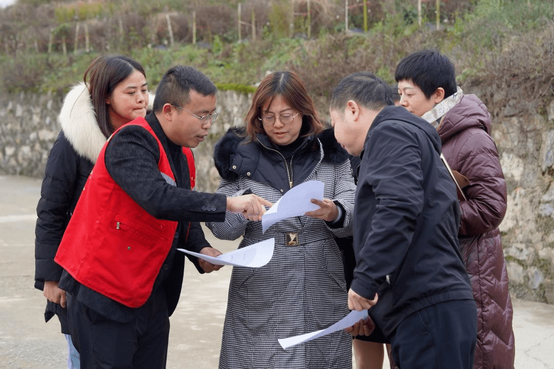 在息烽县,调研组来到石硐镇大洪村,深入调研农村环境整治工作,实地