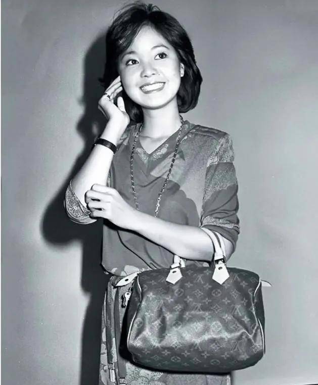 邓丽君在红的时候就很会穿搭,很多造型都让人第一眼惊艳_时尚_牛仔布