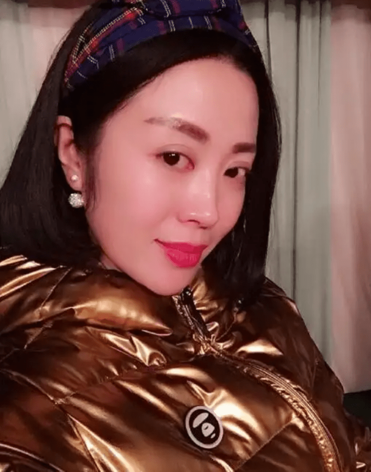 王小利:二婚娶小11岁娇妻李琳,52岁当爷爷乐开怀,人生终无遗憾_二人转