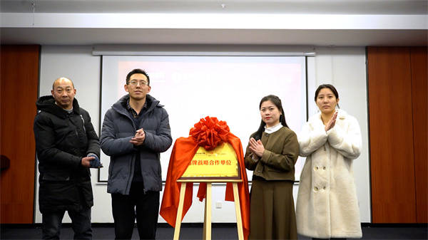 淮安城市網與詩雨茶葉商行戰略合作簽約暨揭牌儀式成功