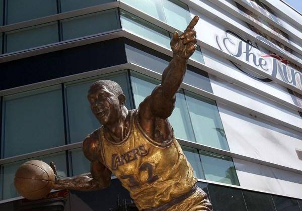 盘点nba十大有雕像的传奇_湖人_乔丹_贾巴尔