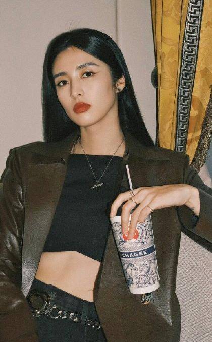 中国女足美女赵丽娜再获奖,穿皮衣展现健美身材和自信魅力_黑色_照片