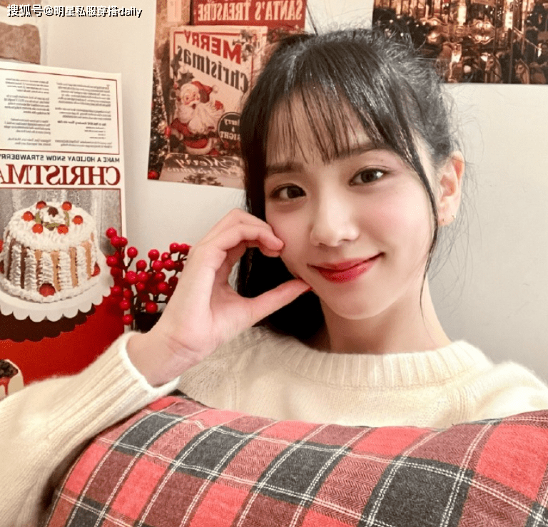 而金智秀,相对于之前的中分造型,空气刘海造型真的很甜美啦!