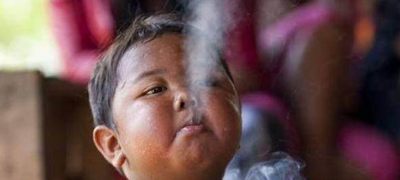 烟龄最小的烟鬼,印尼2岁小孩吸烟上瘾,每天抽40根