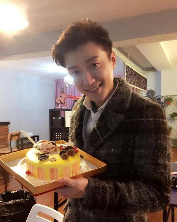 乔任梁33岁冥诞,妈妈出镜做粉色蛋糕,陈乔恩一句祝福语,粉丝泪奔了_好