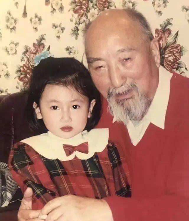 舅舅是陈佩斯,外公是影帝,爸爸是国家一级演员,她却甘愿当网红_张家云