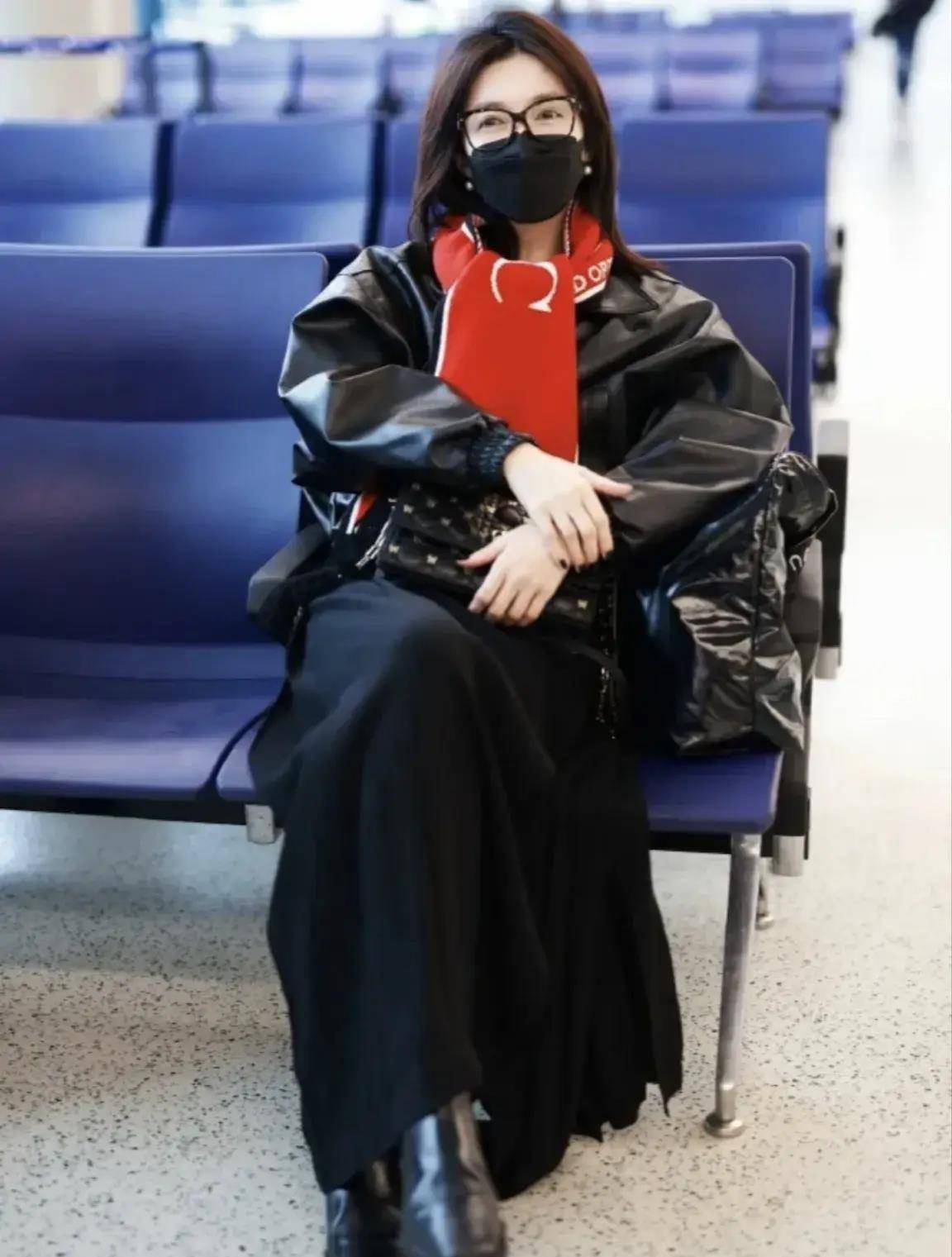 皮肤冷白的江疏影,还有可爱的口罩设计_时尚_黑色_围巾