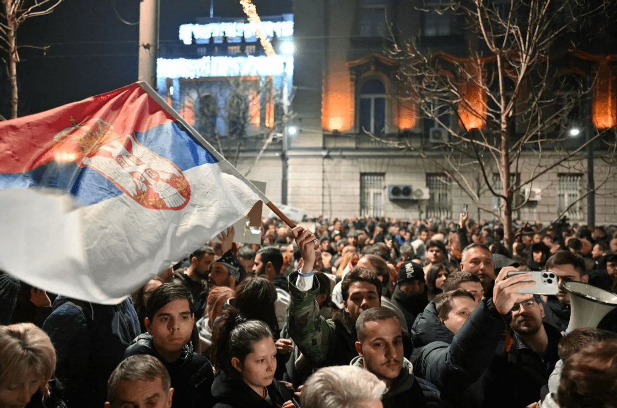 俄罗斯及时送来准确情报,武契奇一夜间平乱_塞尔维亚_革命_颜色