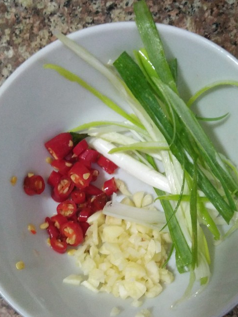 海带泡好的蒜辣椒葱烹饪步骤:海带1块,辣椒2粒,大葱1根,生抽1勺,麻油1