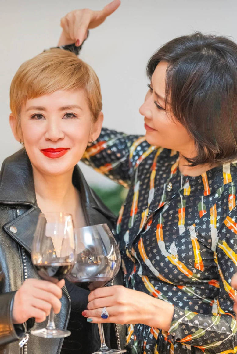 两人不仅并肩而坐,更是互相依偎,亲昵贴身,仿佛回到了少女时代.