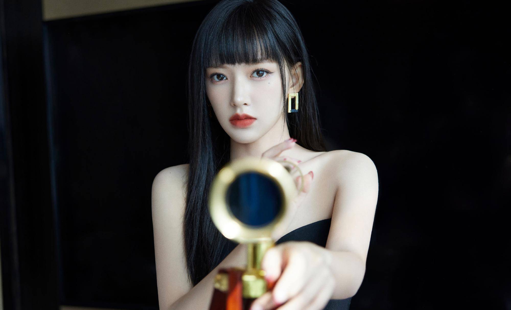 程潇全黑酷炫造型上线,黑色长直刘海,别致,随性,酷又美_时尚_气质