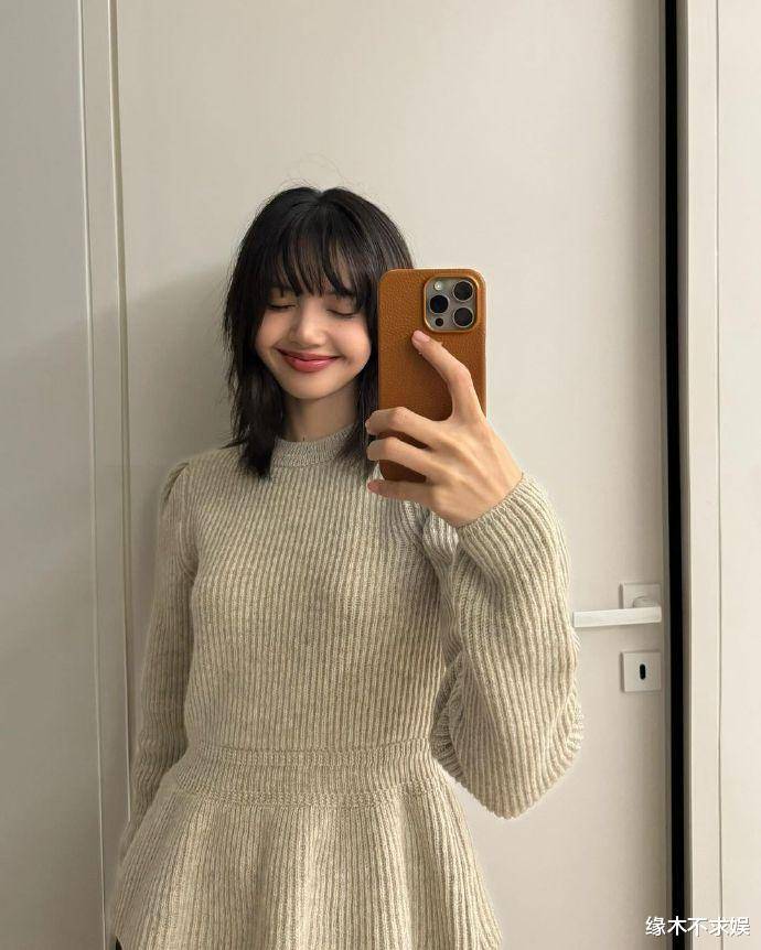 lisa和戴安娜一起过平安夜!头发毛糙穿着邋遢,两人气质相差大!