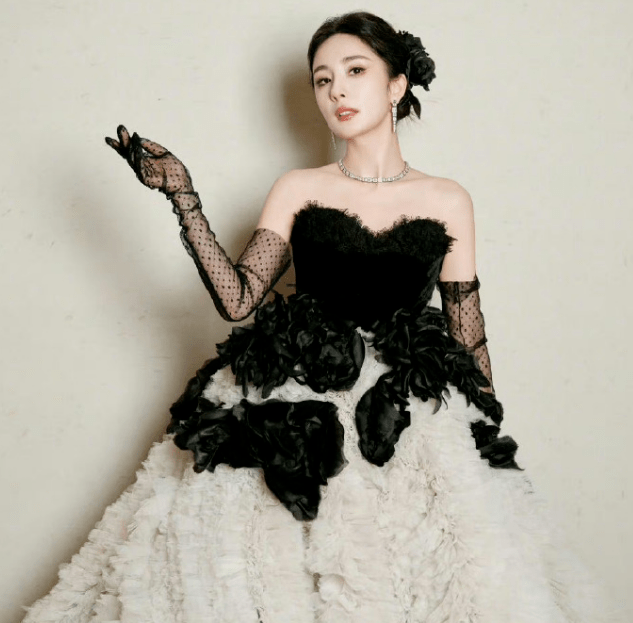 46岁黄奕走红毯,礼服不合身缠10层保鲜膜_时尚_成功_形象