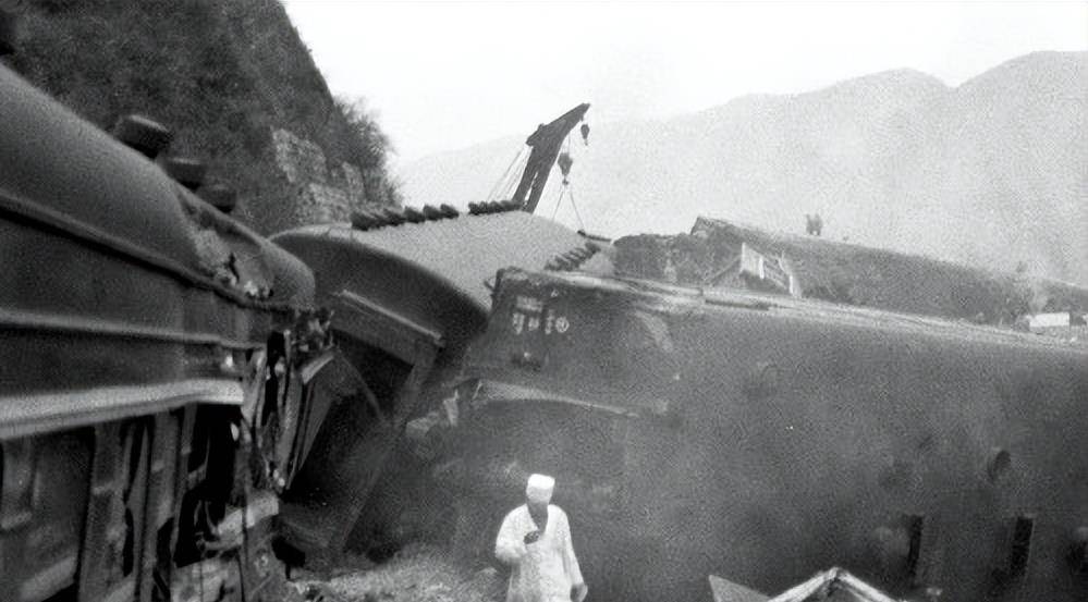 車廂鐵道部長引咎辭職在乘客們努力自救的同時,列車司機和鄧家村站的