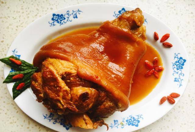 鸡精:适量;食用油:适量;清水:适量红烧猪肘子是一道经典的中式家常菜