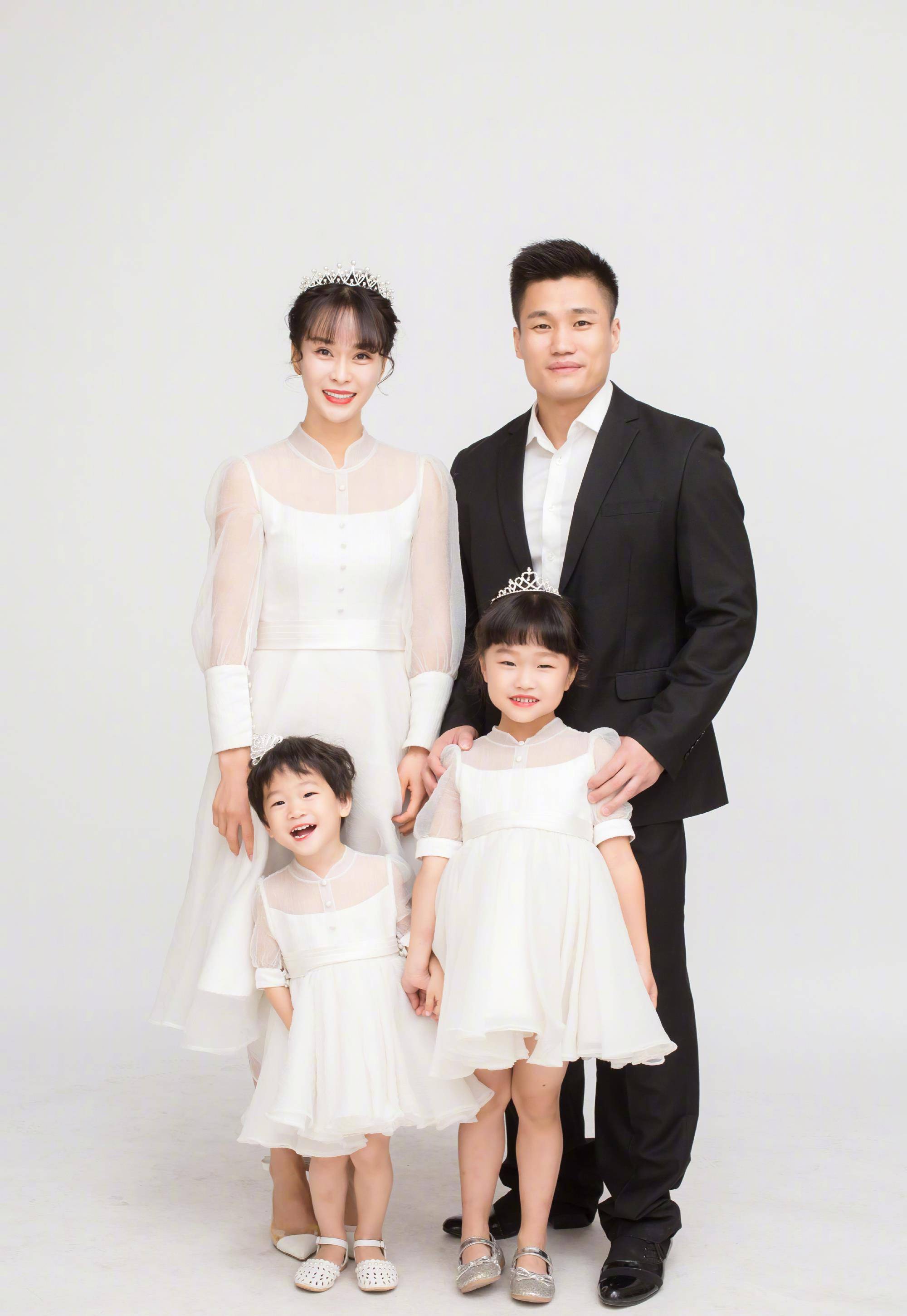 我们奥运冠军39岁喜迎第三个女儿出生,温馨又幸福_吕小军_举重_奥运会