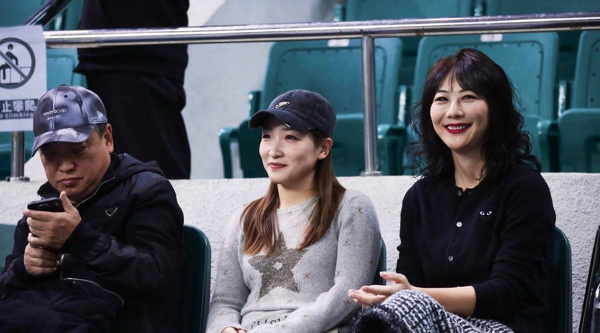 32岁刘诗雯到广州主场看cba,和爸爸出行,被官方欢迎_许昕_赛事_广东