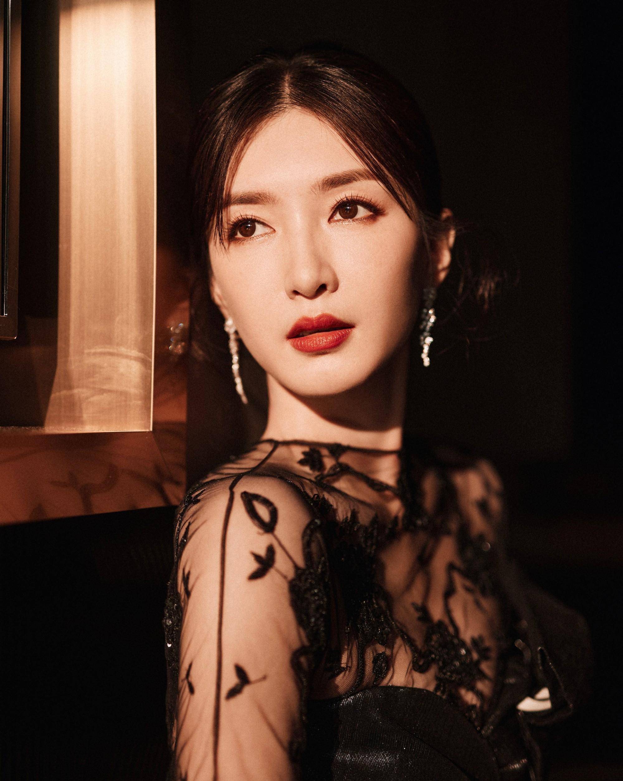 江疏影美照曝光,她盘发穿透视黑裙,纤细美腿太撩人了_魅力_照片_人们