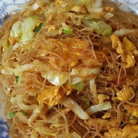 炒粉丝，焯水后直接炒就错了，老厨师：多加这1步，粉丝根根分明(图1)