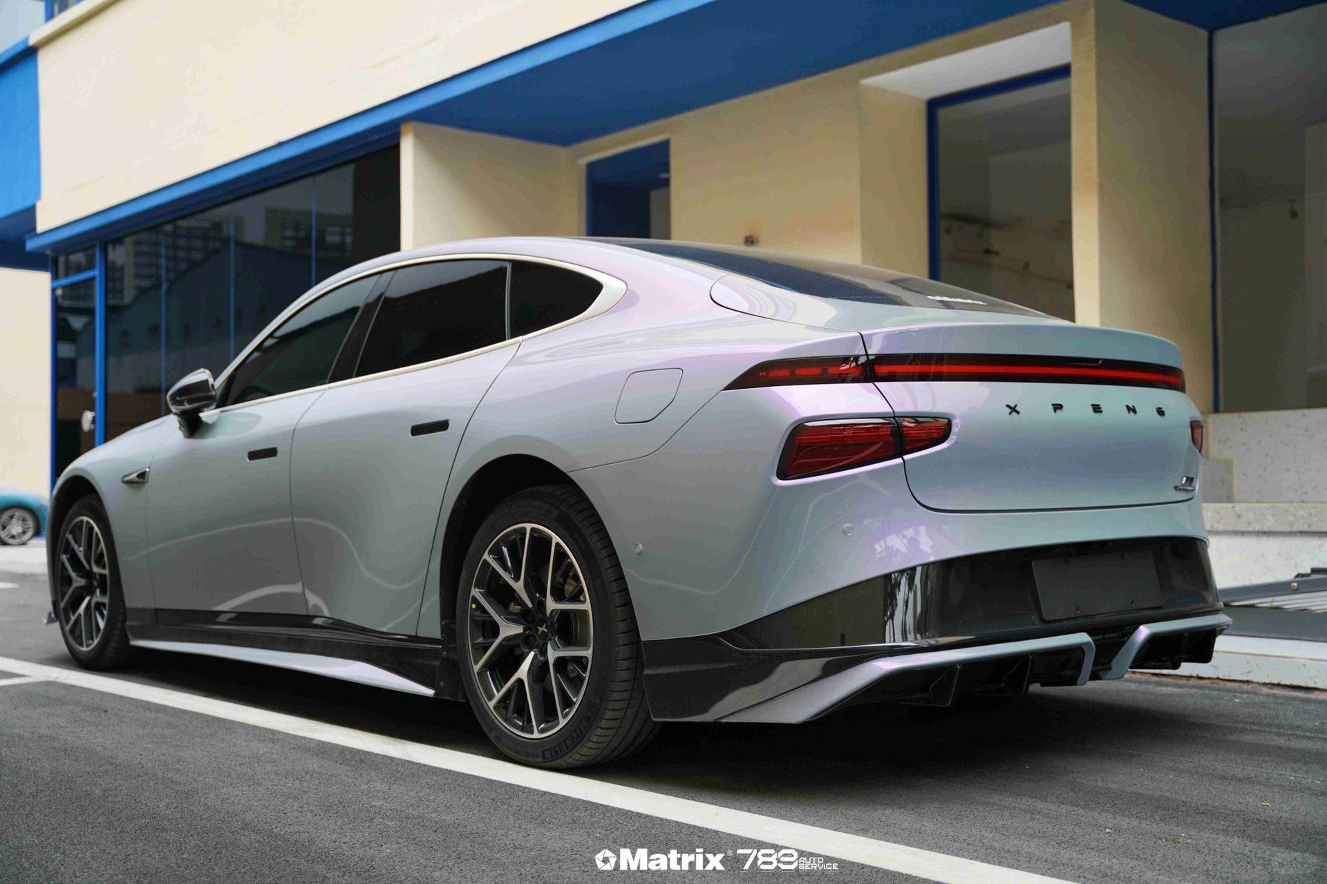 小鹏p7矩阵改色膜梦幻灰魅紫,阳光下是梦幻的紫