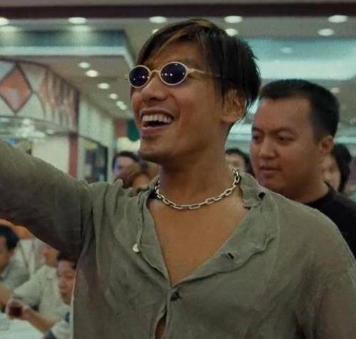 在《古惑仔》中,反派乌鸦无疑是一个非常高调的人,不管主角陈浩南怎么