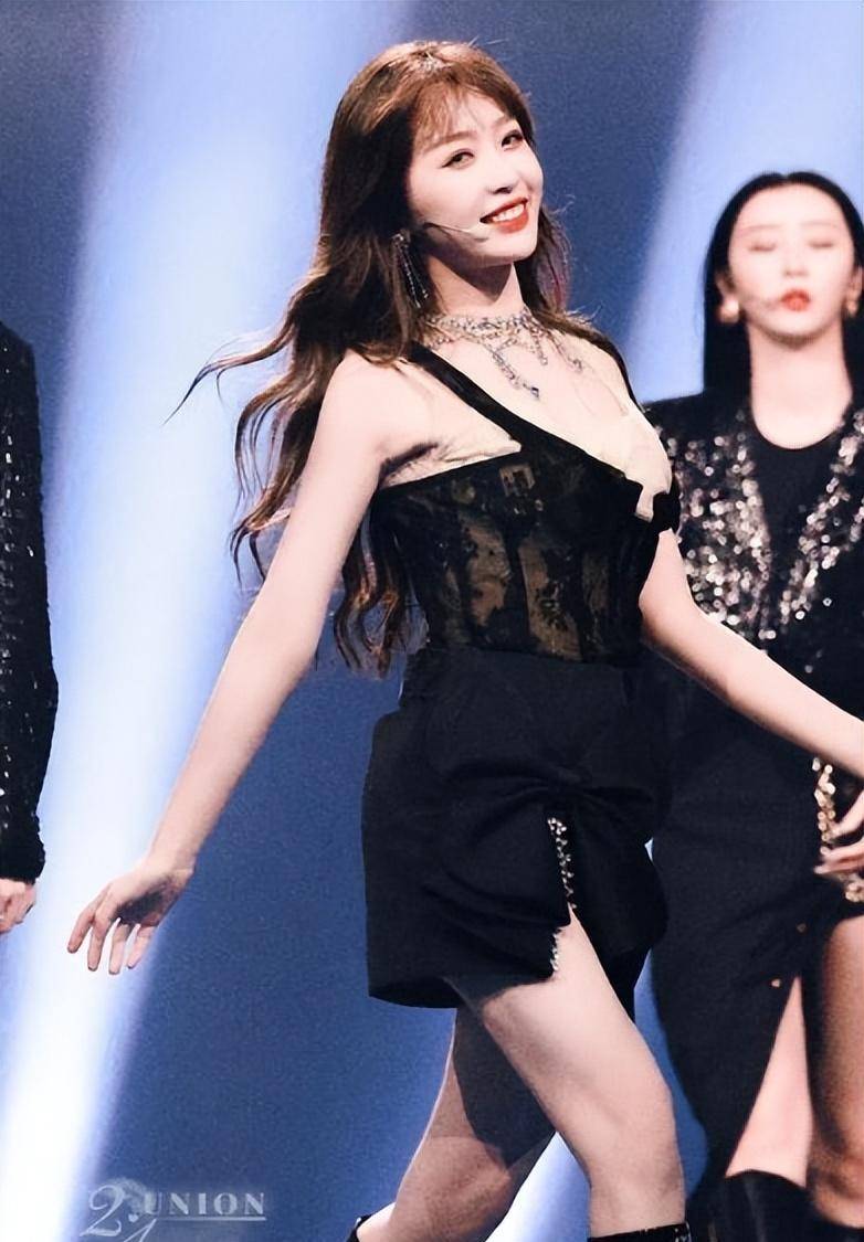 虞书欣内衣外穿超火辣 黑丝内衣包裹住酥胸太大胆 够潮流还是太低俗