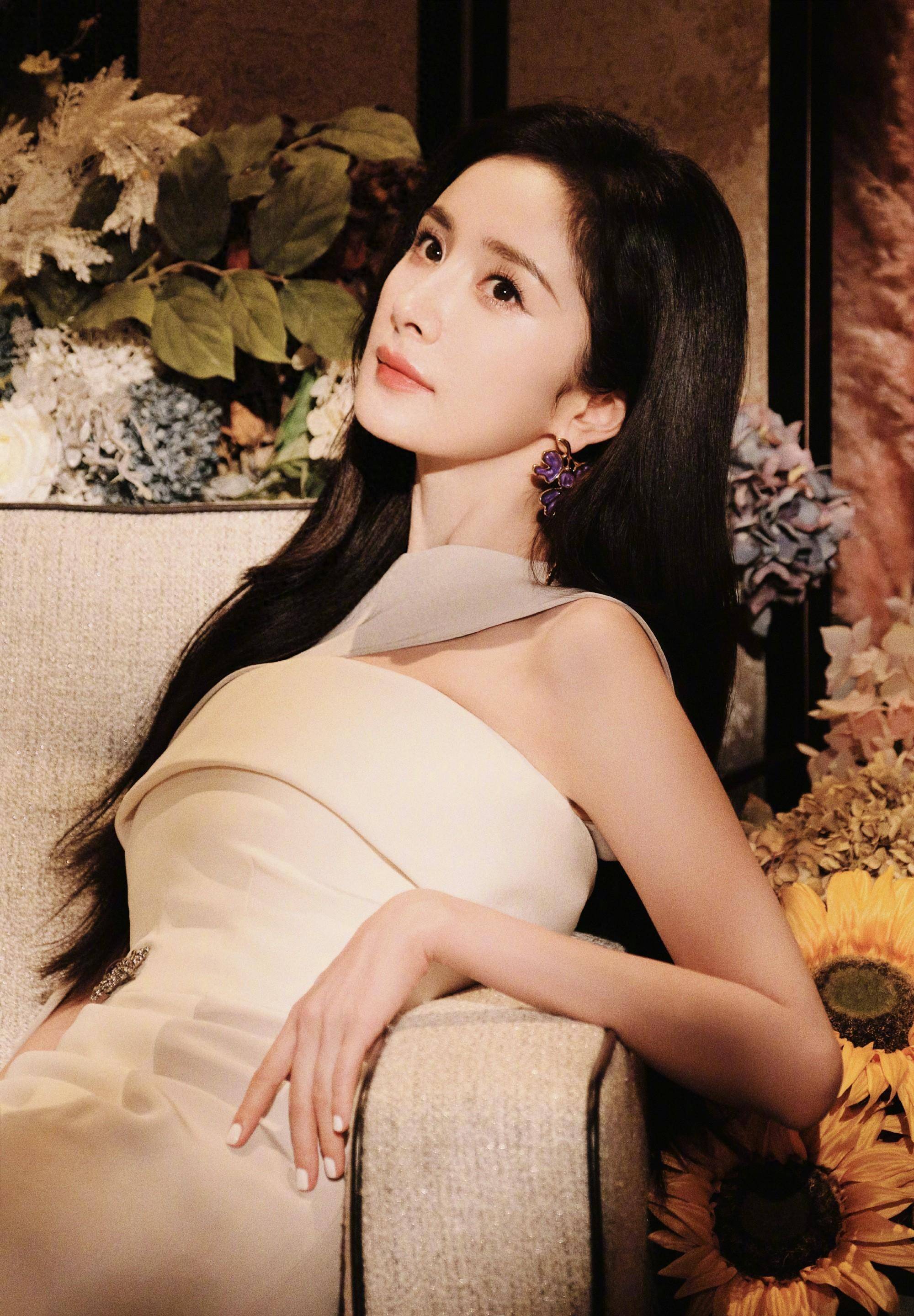 杨幂穿搭大揭秘!独特时尚风格让你惊艳不已!_造型_表演_魅力