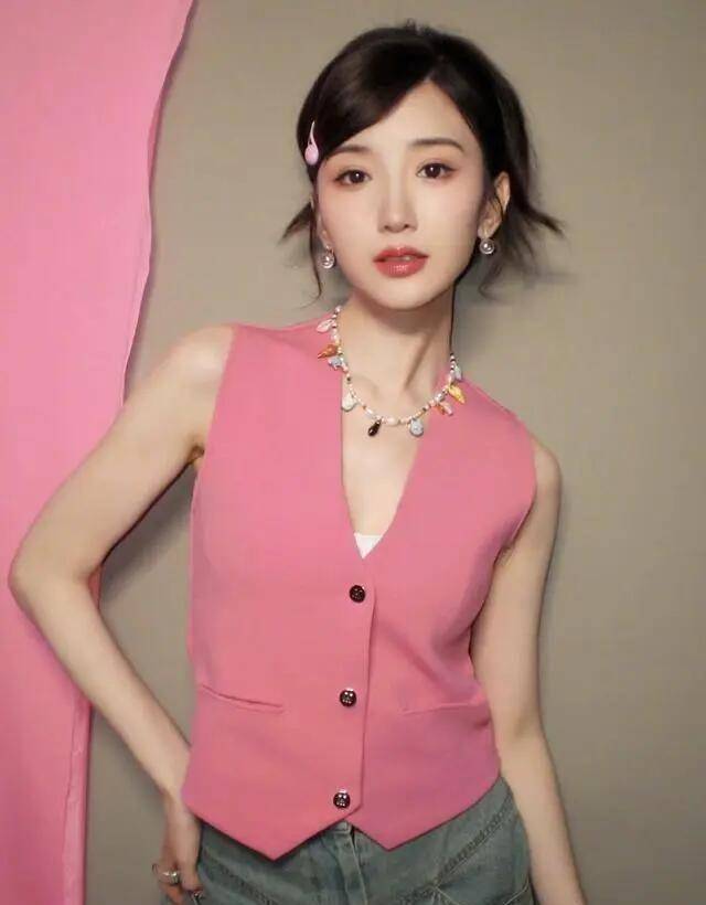 毛晓彤"芭比粉"造型美出圈,网友直言:真不敢相信她30多岁了_少女_粉色