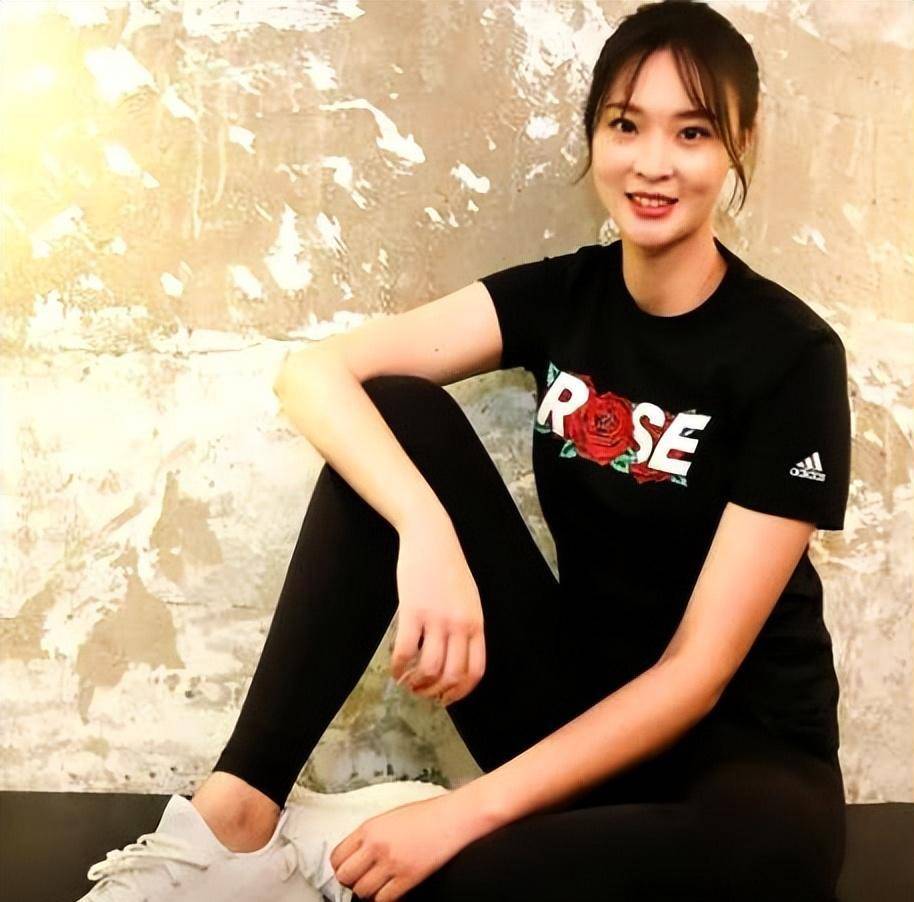 排球女神惠若琪,嫁矮半头北大博士,婚后被宠成小女人