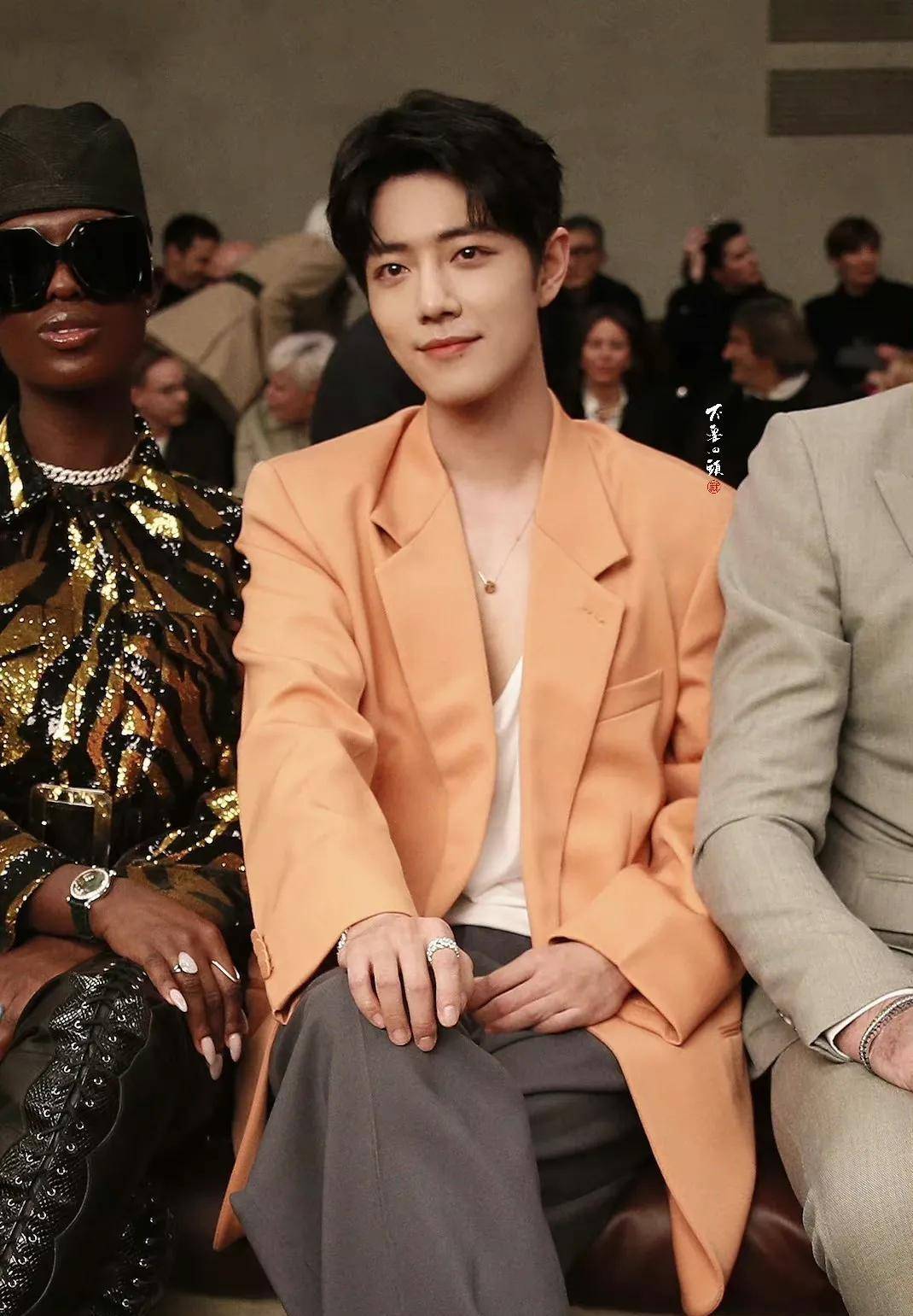 肖战一身橙色西装亮相米兰时装周太吸睛,人群中优雅沉稳有气质_玫瑰
