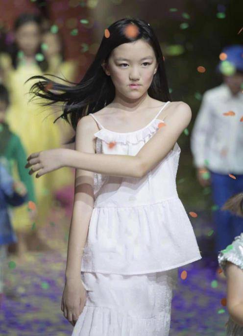 王菲与李亚鹏女儿17岁生日照曝光,嘴唇痊愈美到换脸,和王菲一样_李嫣