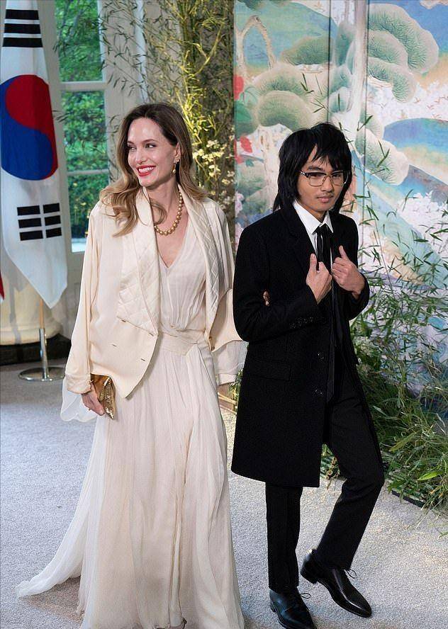 这位韩国女子终于遇到了对手,她穿着和朱莉一样的白衣,气场却还是截然